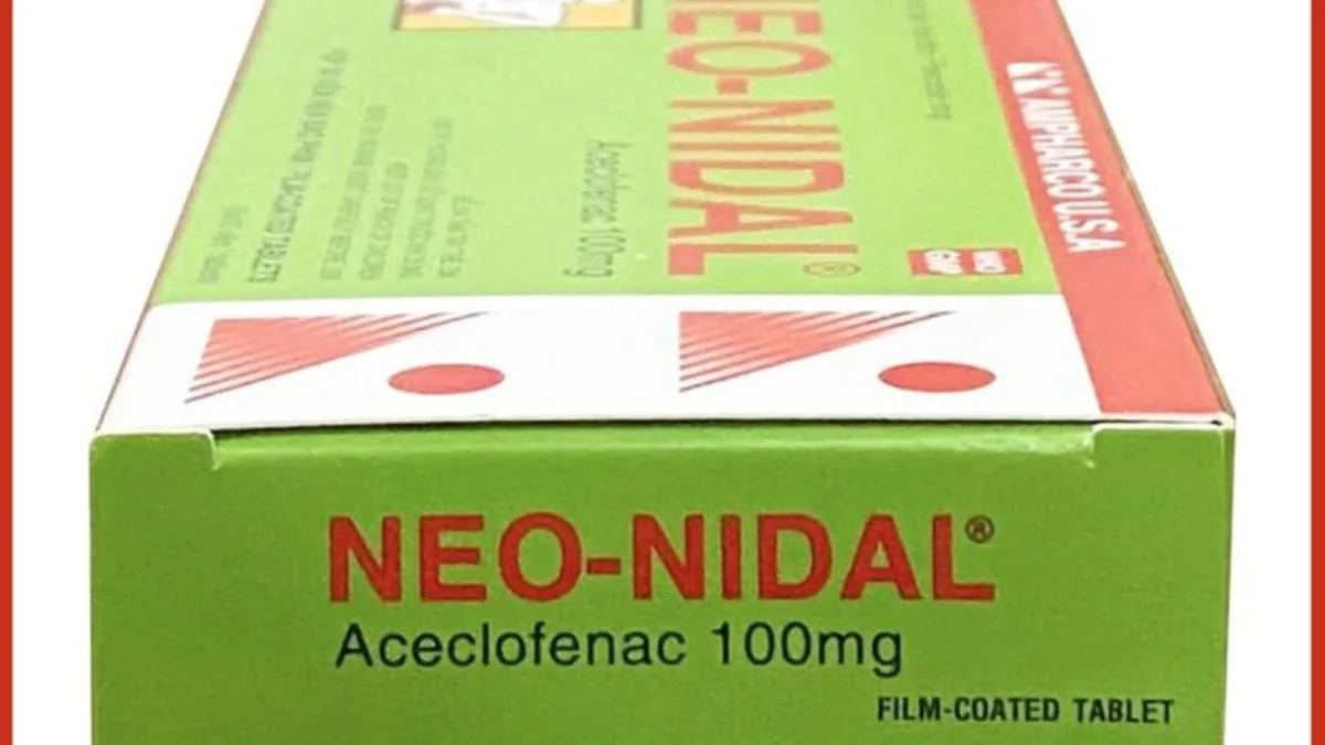 患者拿着尼达尼布100mg药盒,另一只手拿着手机查看用药提醒