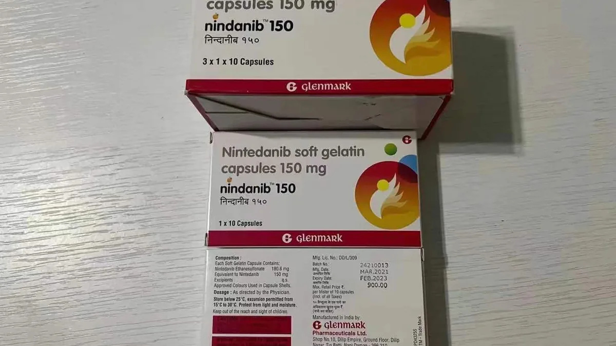 患者手持医保卡在结算窗口咨询药费
