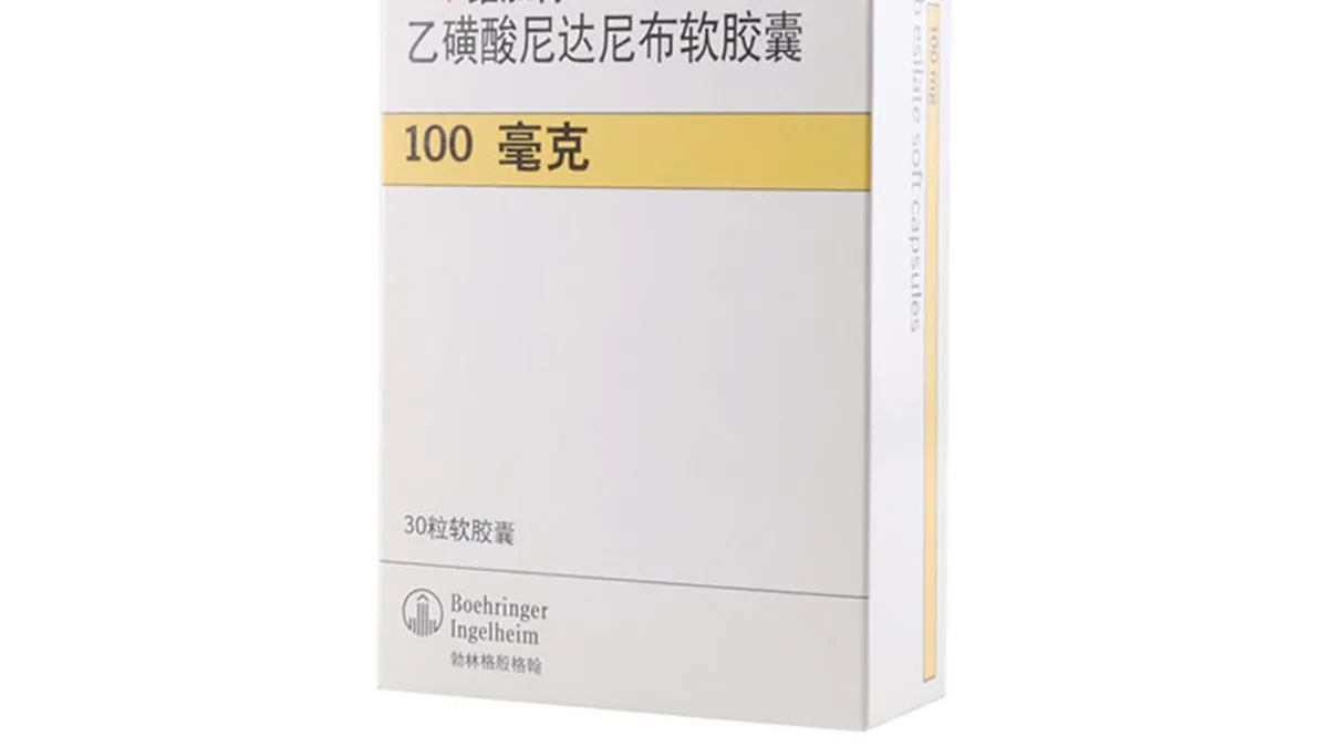 患者手持尼达尼布100mg药盒,另一只手拿着肺功能报告